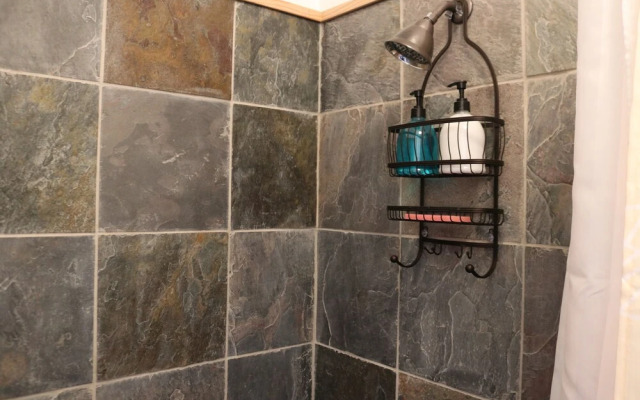 River Stone Inn & Gallery