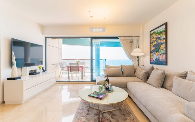 DeluxeApartment with Views of the Marina