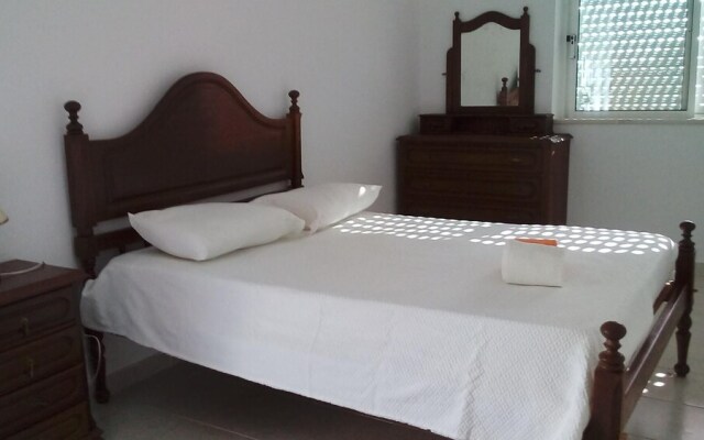 Lovely 4-bed Apartment in Estombar