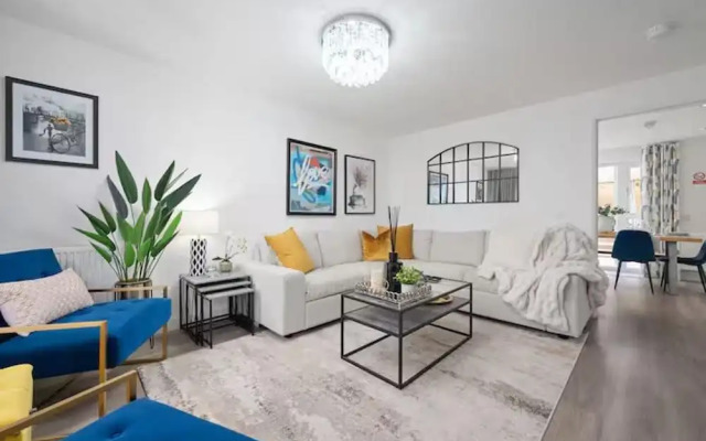 Stylish House in Perth-hot Tub-garden-sleeps 6