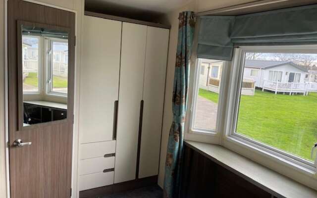 Premium 2 bed Caravan Sleeps 6 With Huge Decking