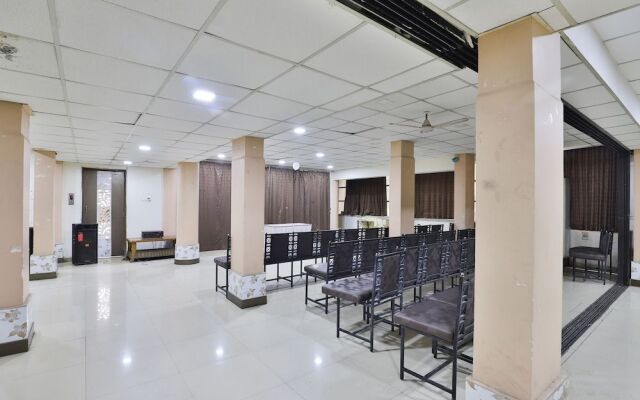 OYO 27633 Hotel Dan