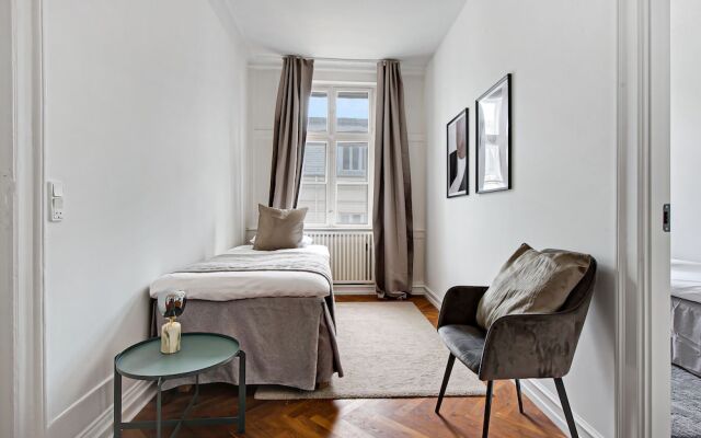 "sanders Square - Spacious 6-bdr. Apt. Near Nyhavn"