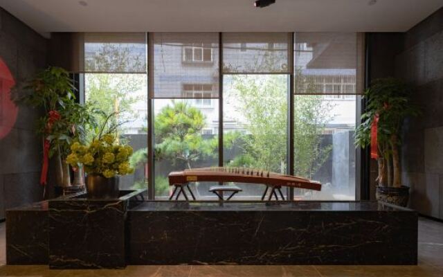 Qianna Hotel (Xi'an Bell Tower Huimin Street Subway Station)