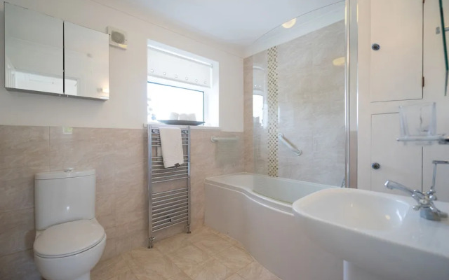 Peveril House, Spacious Eco-friendly Holiday Home