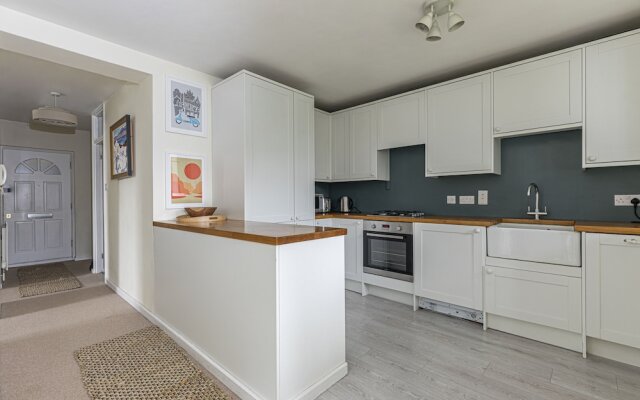 Bright 2 BR Battersea Flat With Great Location