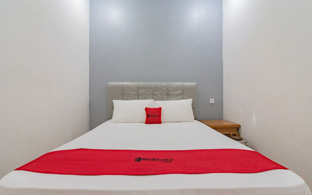 RedDoorz near Prujakan Station Cirebon