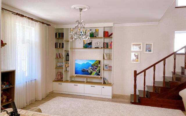 Adorable 3 bedroom home next to the beach
