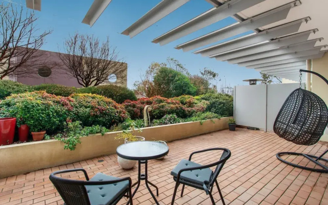 Madecomfy Spacious Canberra Living With Courtyard