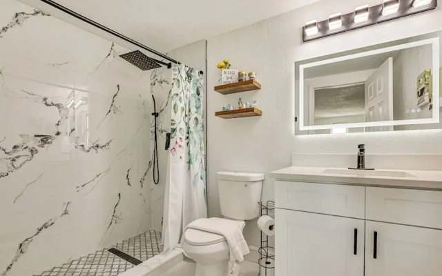 Canal-front Holiday Home Near Beach: Swim & Paddle