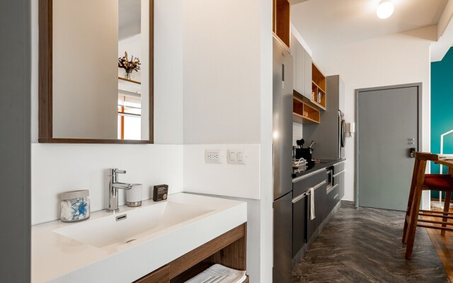 Hip, Modern Tech Condo w Rooftop in La Condesa