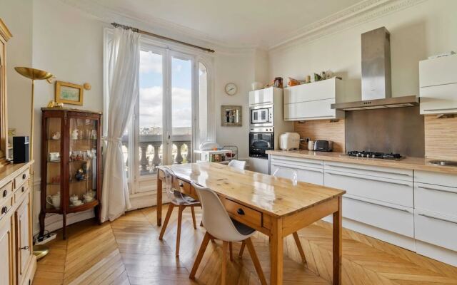 Stylish Vintage 3BR Apartment in Le Marais by GuestReady