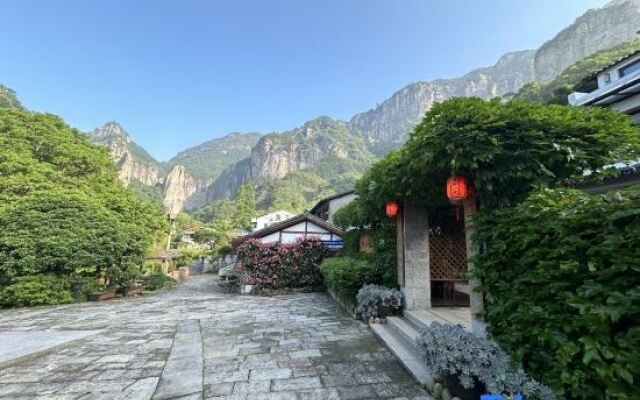 Yaqiu Courtyard Featured Hostel