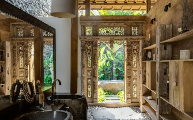 Palatial Wooden Villa, 4br, Lovina