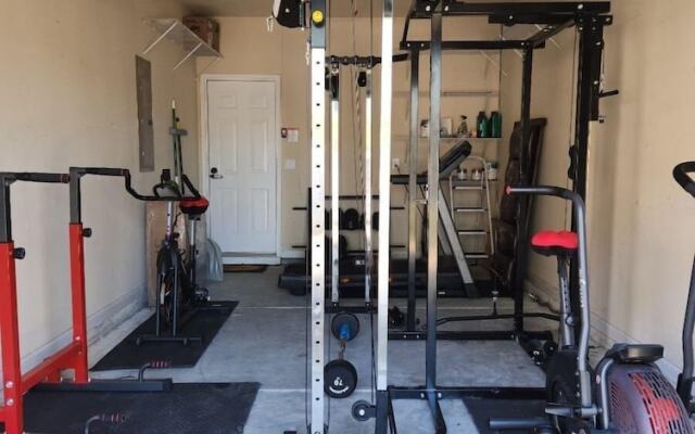4 - Bed home, w/ Cali King Bed - 12 mins. to DTWN