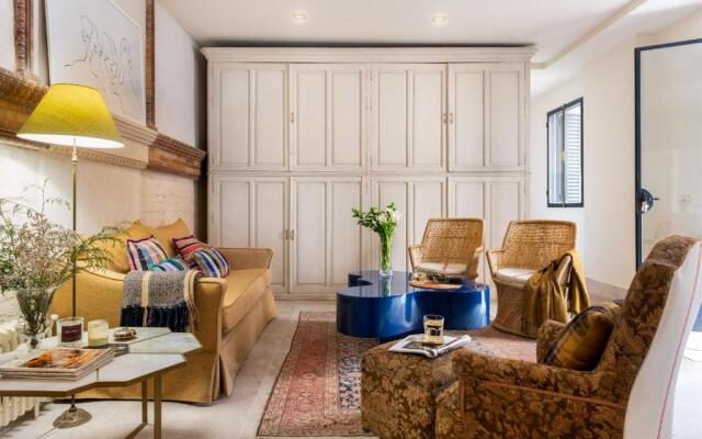 Villa Alfonso, Luxury Villa In Midtown, Parking