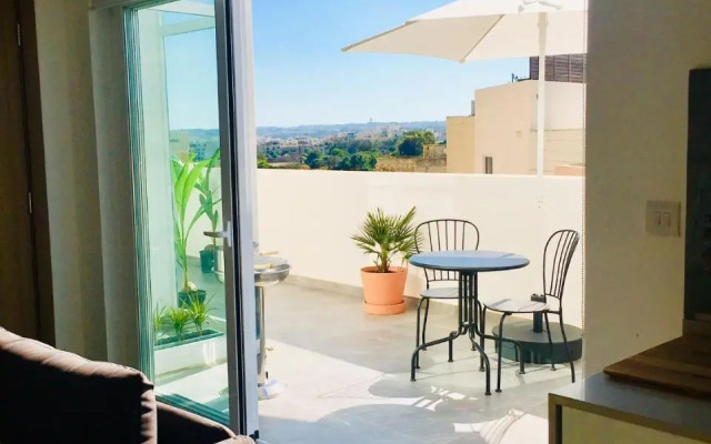 Deluxe Penthouse Charming Location Rooftop Views