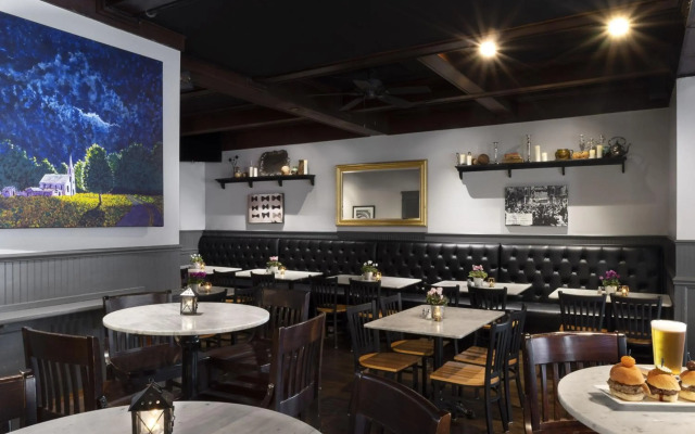 Seven Gables, St. Louis West, a Tribute Portfolio Hotel
