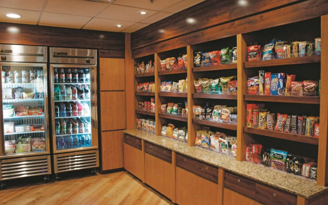 La Quinta Inn & Suites by Wyndham Houston Bush IAH South
