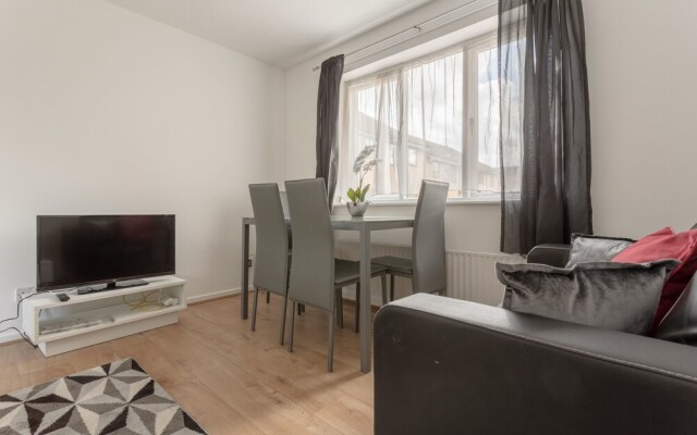 Bright 2 Bedroom Flat in Acton