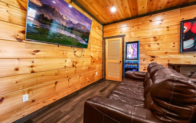 Mountain Skyy 3 Bedroom Cabin by RedAwning