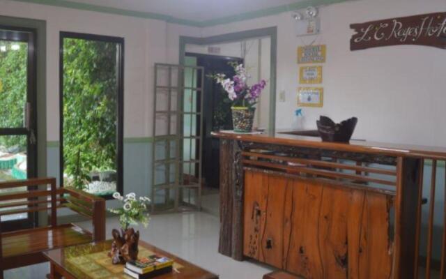 RedDoorz Plus near Bangui Windmills - Vaccinated Staff