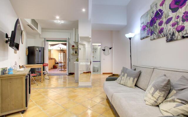 VOMERO-ROSSINI restored, 4 pax, 2 bath, wifi, aircond