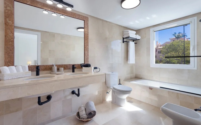 3 Bedroom, 3 Bathroom Beachside Apartment