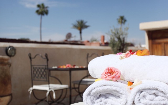 Riad White Flowers