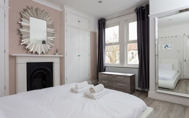 3 Bedroom House In Central Wimbledon