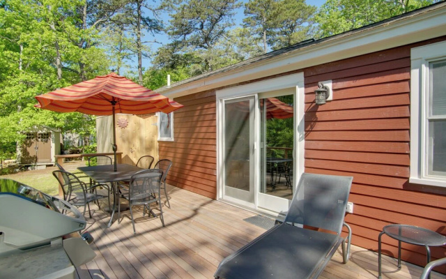 3 Mi to Beach & Town: Martha's Vineyard Home