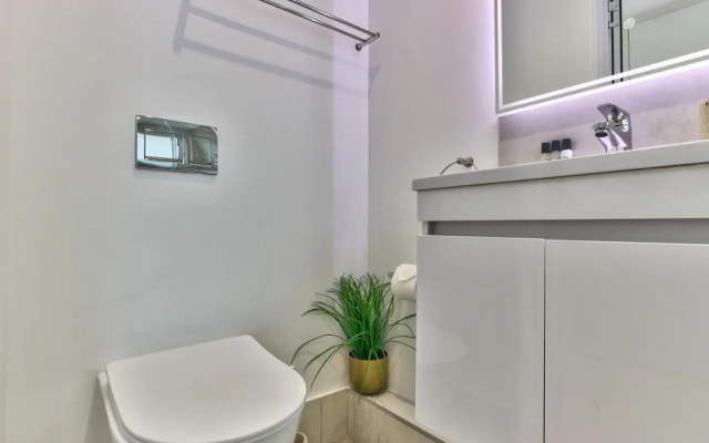 Stunning work pad on 1onAlbert- 601