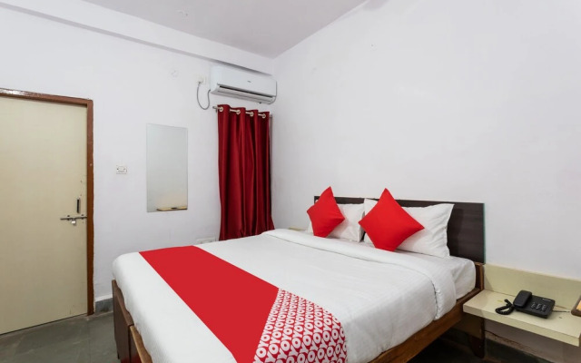 OYO 29881 Hotel Gajanan