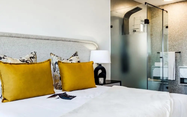 Unwind at Contemporary Alanda Apartment