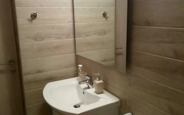 Modern ideally located studio apartment