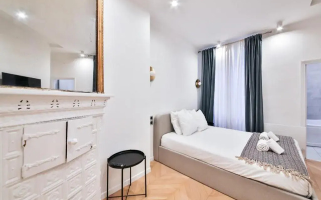 Champs Elysees!Montaigne, New Luxurious 6pers Flat