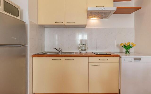 Attractive Apartment in Banjole near Fratarski Otok Island