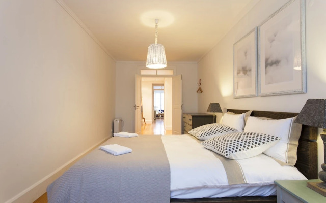 JOIVY Spacious 3BR home w/balcony in Baixa, nearby Lisbon Cathedral