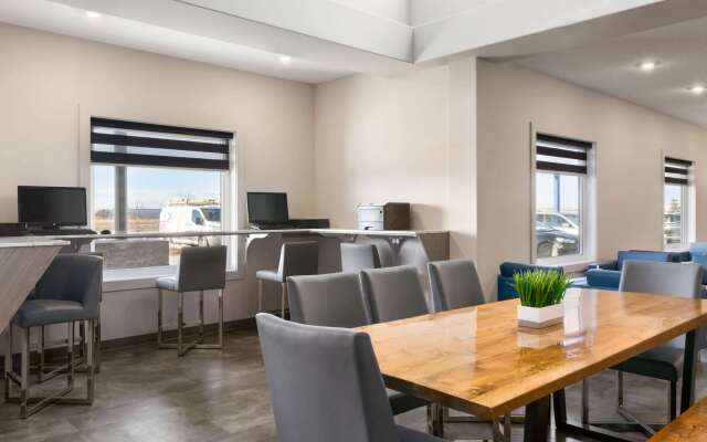 Days Inn by Wyndham Calgary North Balzac