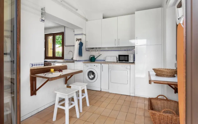 JOIVY 3-BR Cottage w/Terrace & Garden in Colares