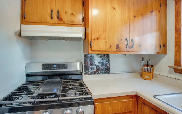 Walk to Beach: Dog-friendly Cabin in Glenbrook!