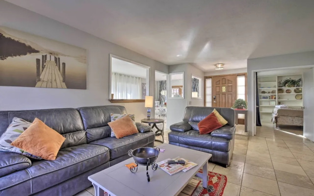 Sun Deck, Hot Tub & Kayak: Lakefront Tempe House