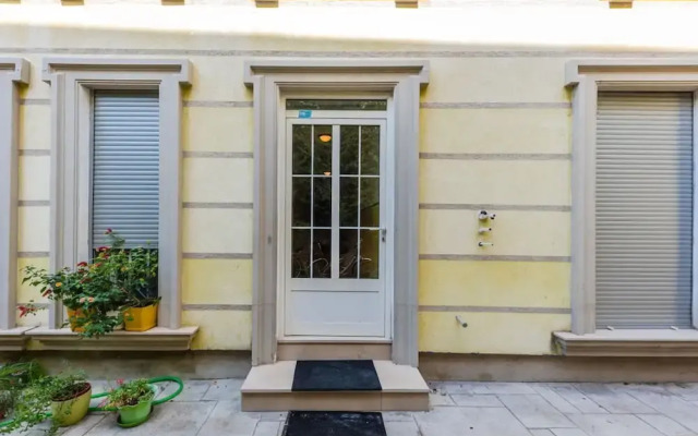 Urban Scene - Free Parking