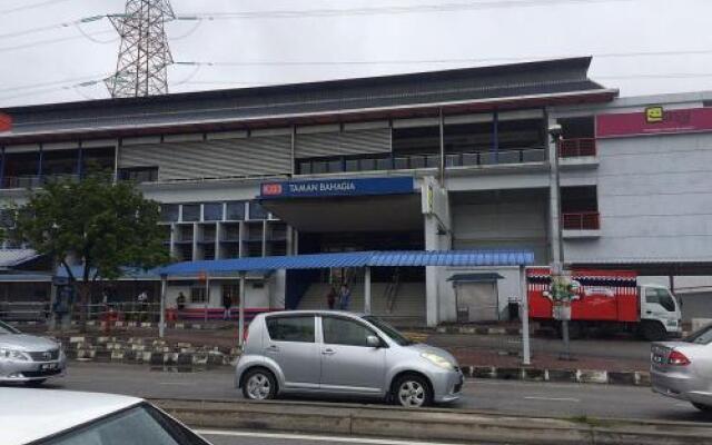 19, Maxi GuestHouse ||2 Mins Walk to Taman Bahagia LRT