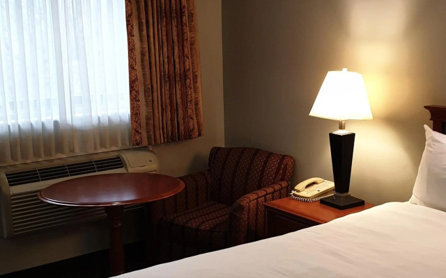 Riverland Inn & Suites