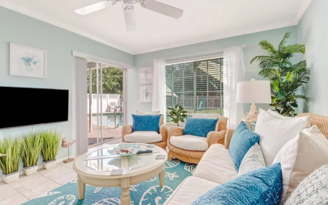 Comfortably Chic Pool Home Retreat