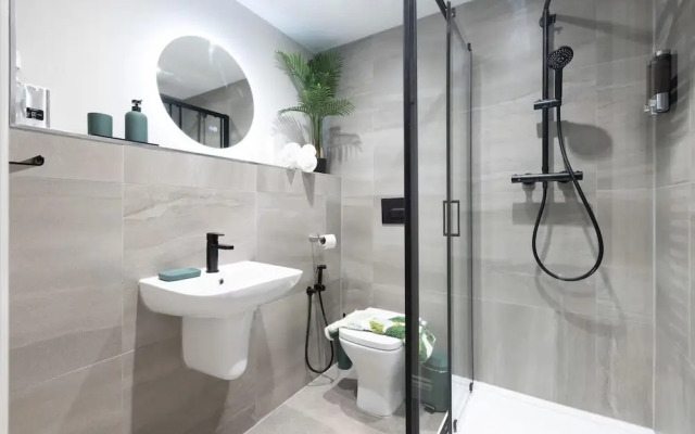 Modern City Apartment - Sleeps 4 & Walk to Arena