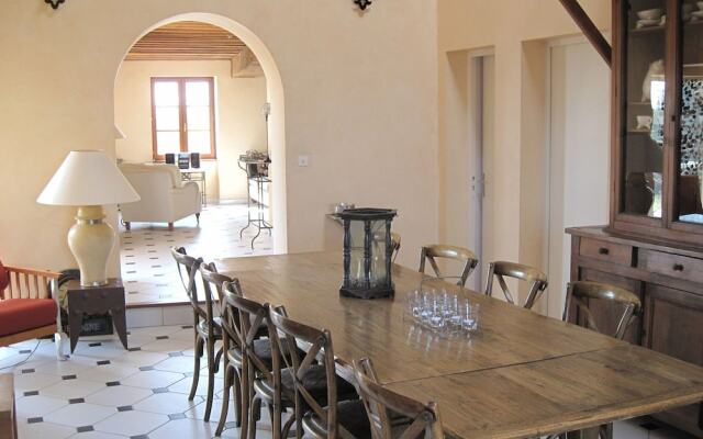 Vintage Farmhouse in Vinzelles with Pool