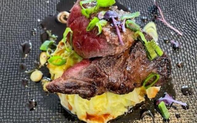Chambre avec jacuzzi dans hangar insolite
