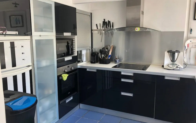 Charming Sea View Stay, 50m Close